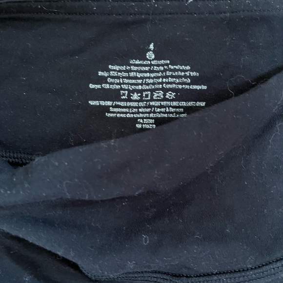 LULULEMON BLACK LEGGINGS /YOGA PANT WITH BLAVK TIRE TRACKS DOWN SIDES SIZE 4 - Picture 2 of 3